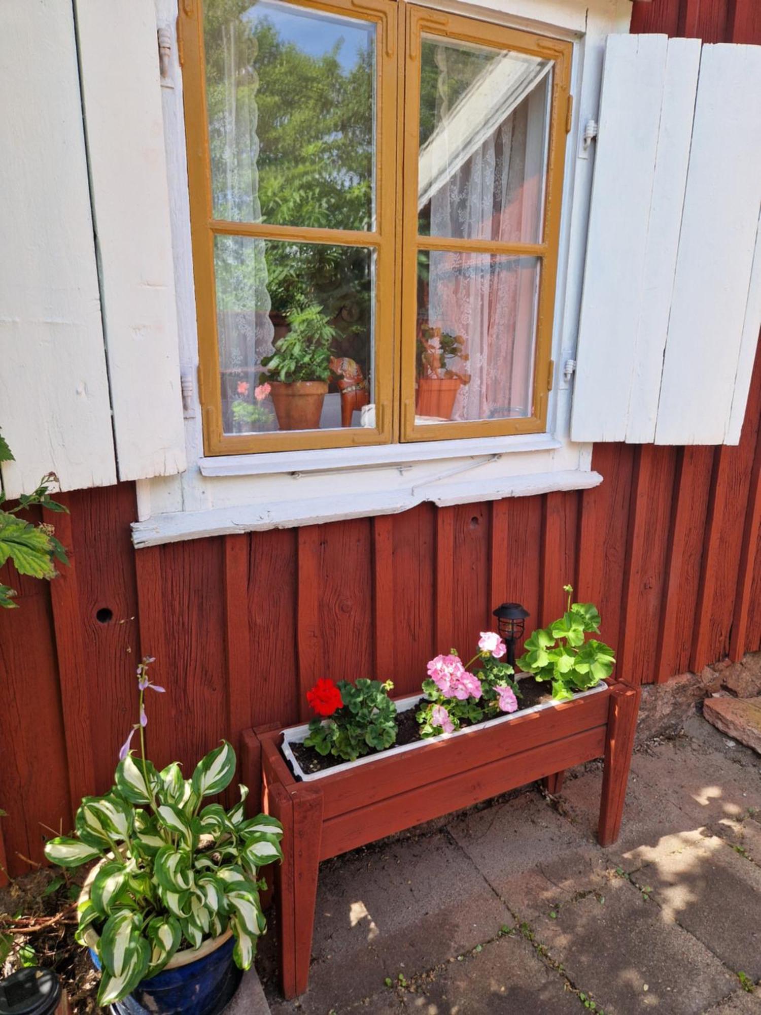 Rustik Gaeststuga Med Lantlig Kaensla Naera Örebro