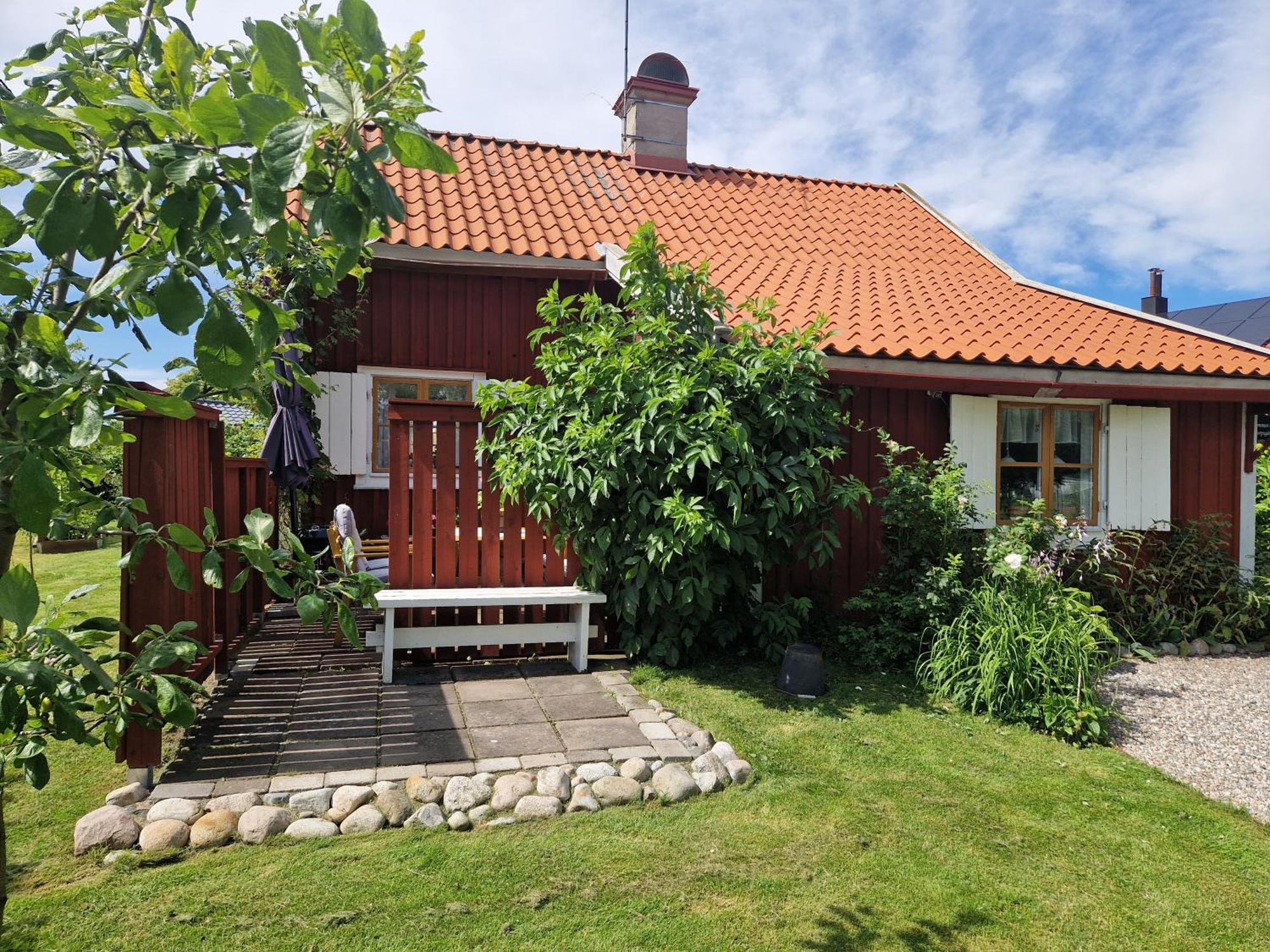 Rustik Gaeststuga Med Lantlig Kaensla Naera